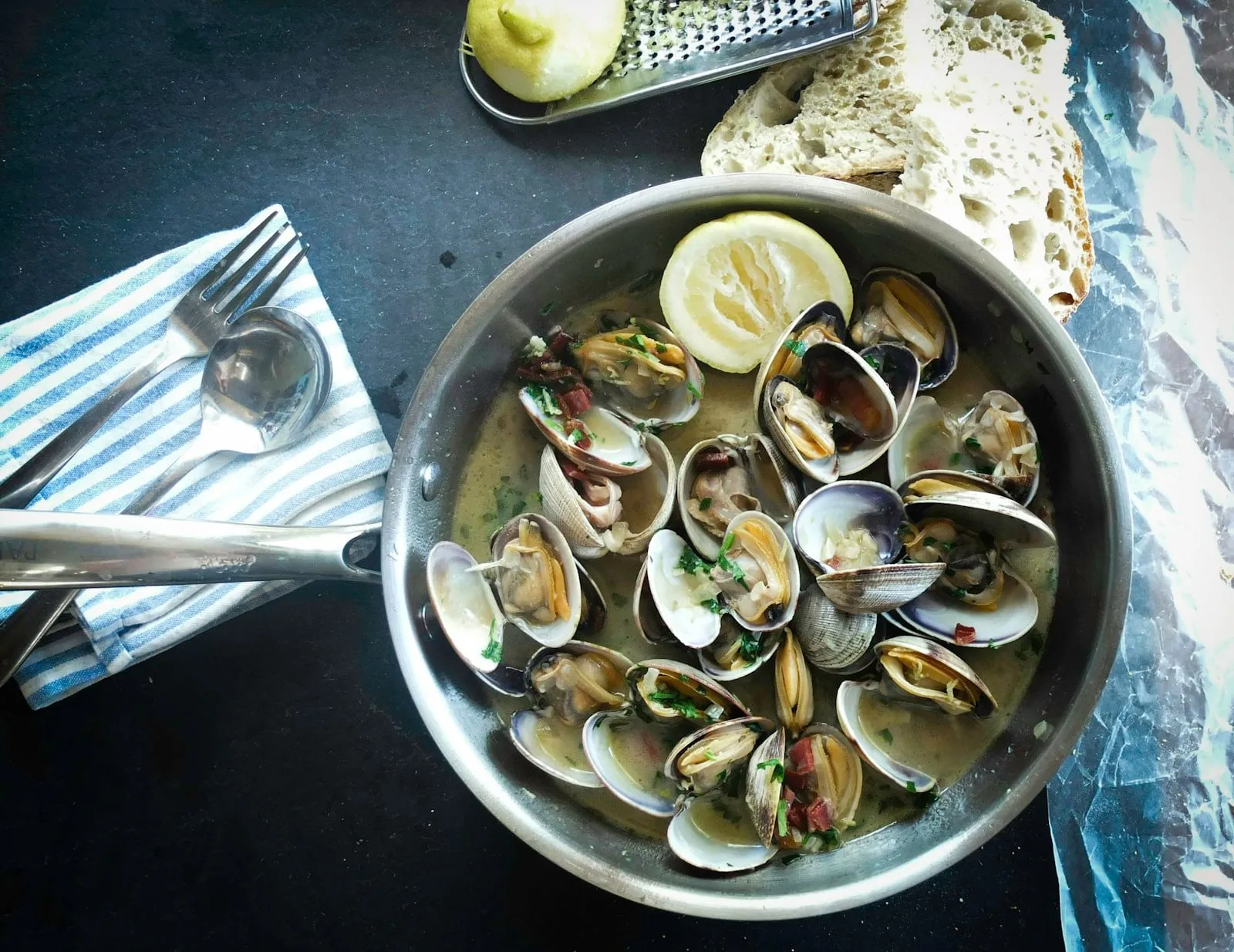 Steamed clams in a pan